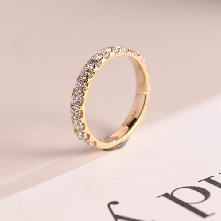 Sustainable round diamond wedding ring