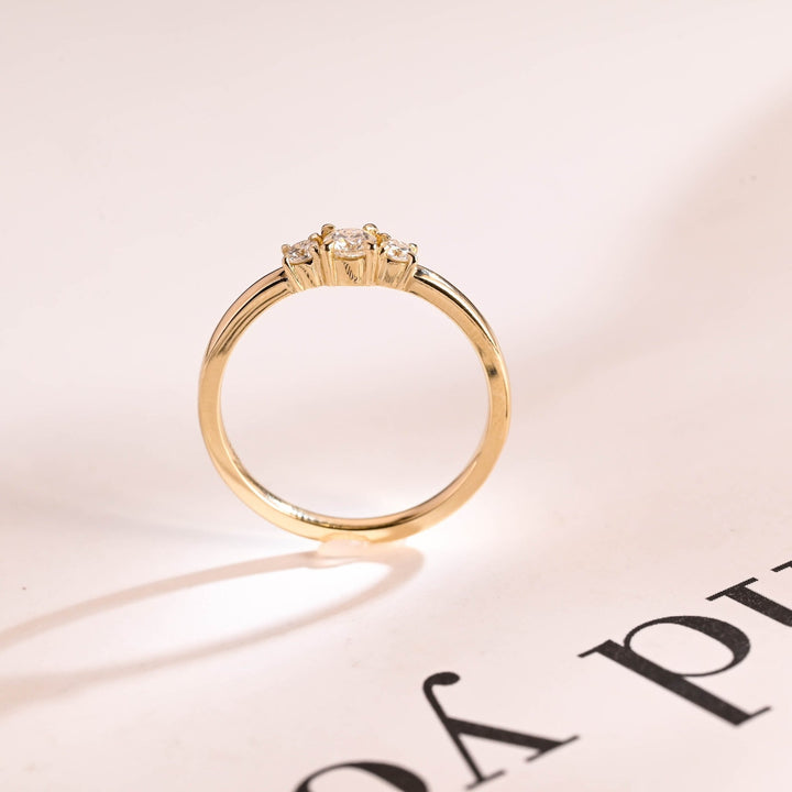 Sustainable round diamond wedding ring