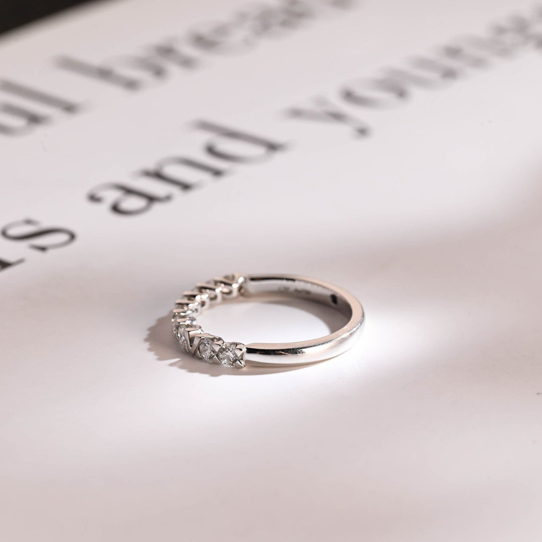 Round diamond wedding band in yellow gold