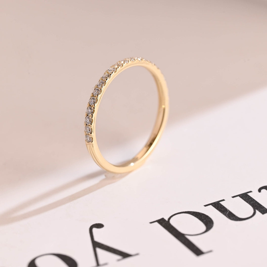 Sustainable round diamond wedding ring
