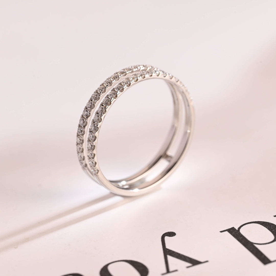 Round diamond wedding band in yellow gold