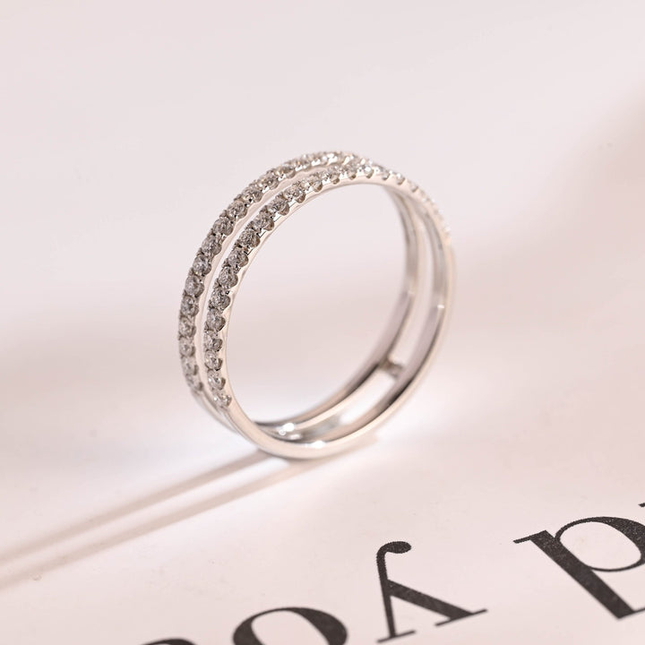 Round diamond wedding band in yellow gold
