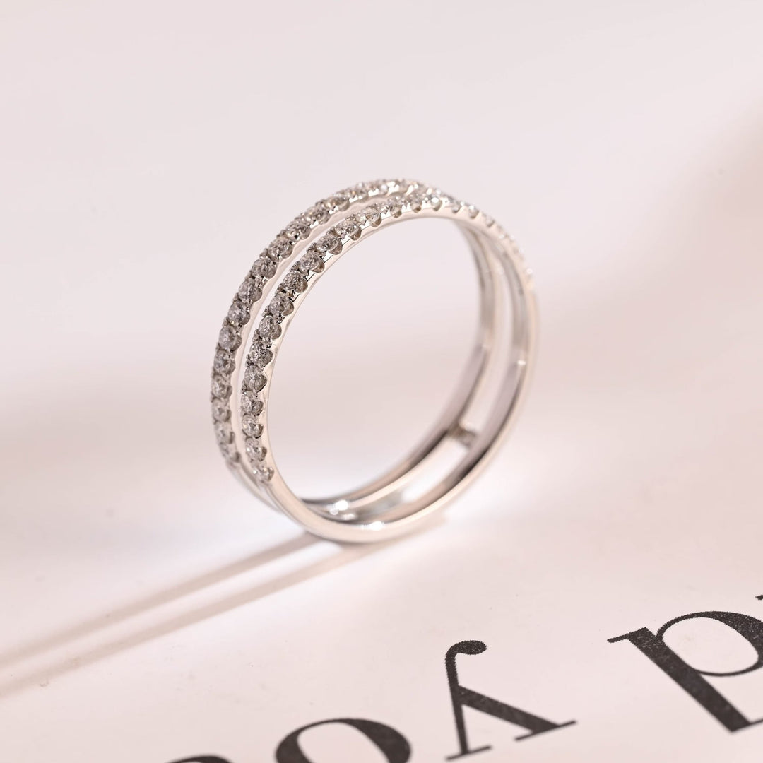 Round diamond wedding band in yellow gold