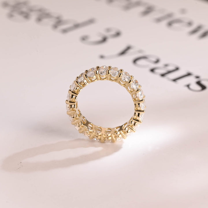 Oval diamond wedding band in yellow gold