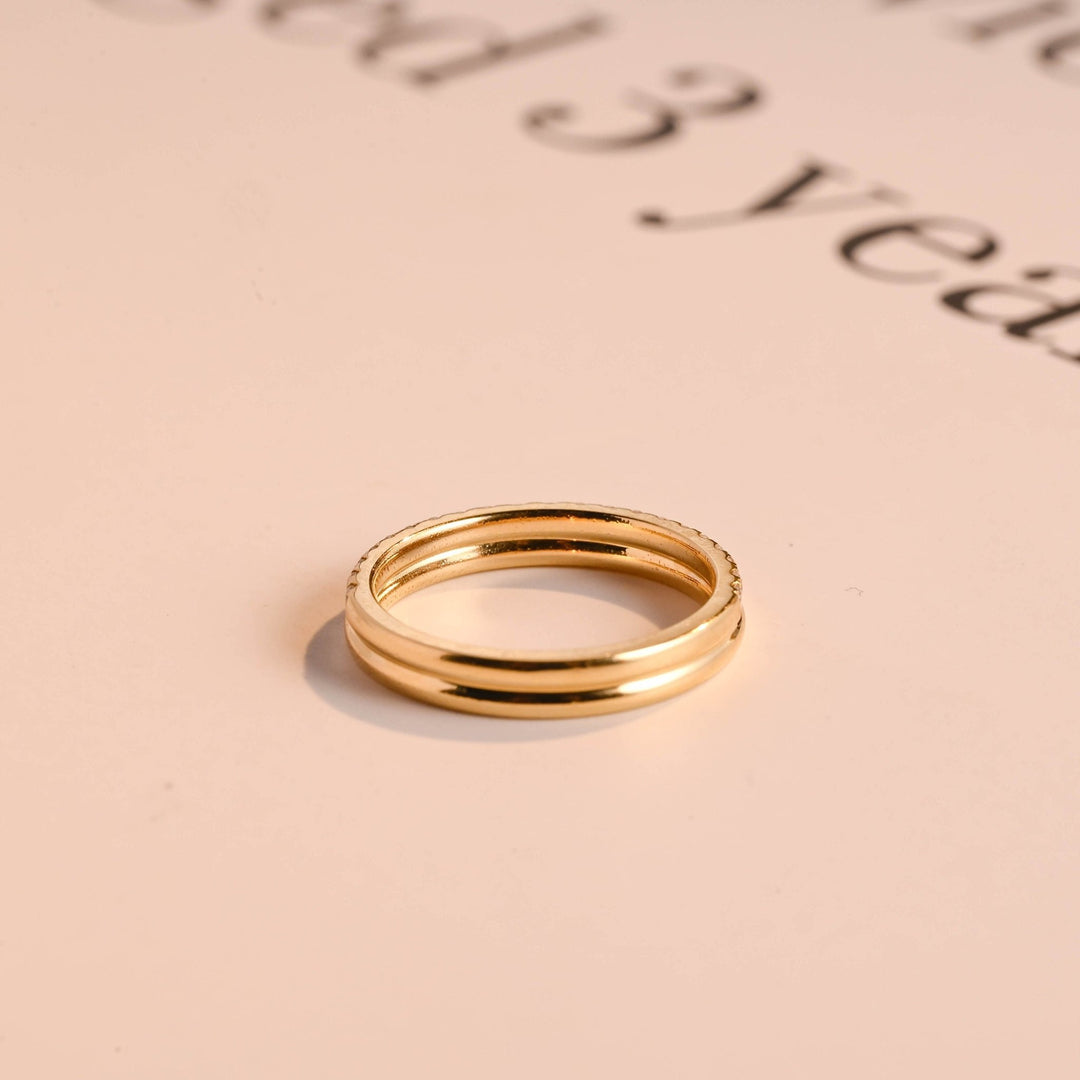Round diamond wedding band in yellow gold
