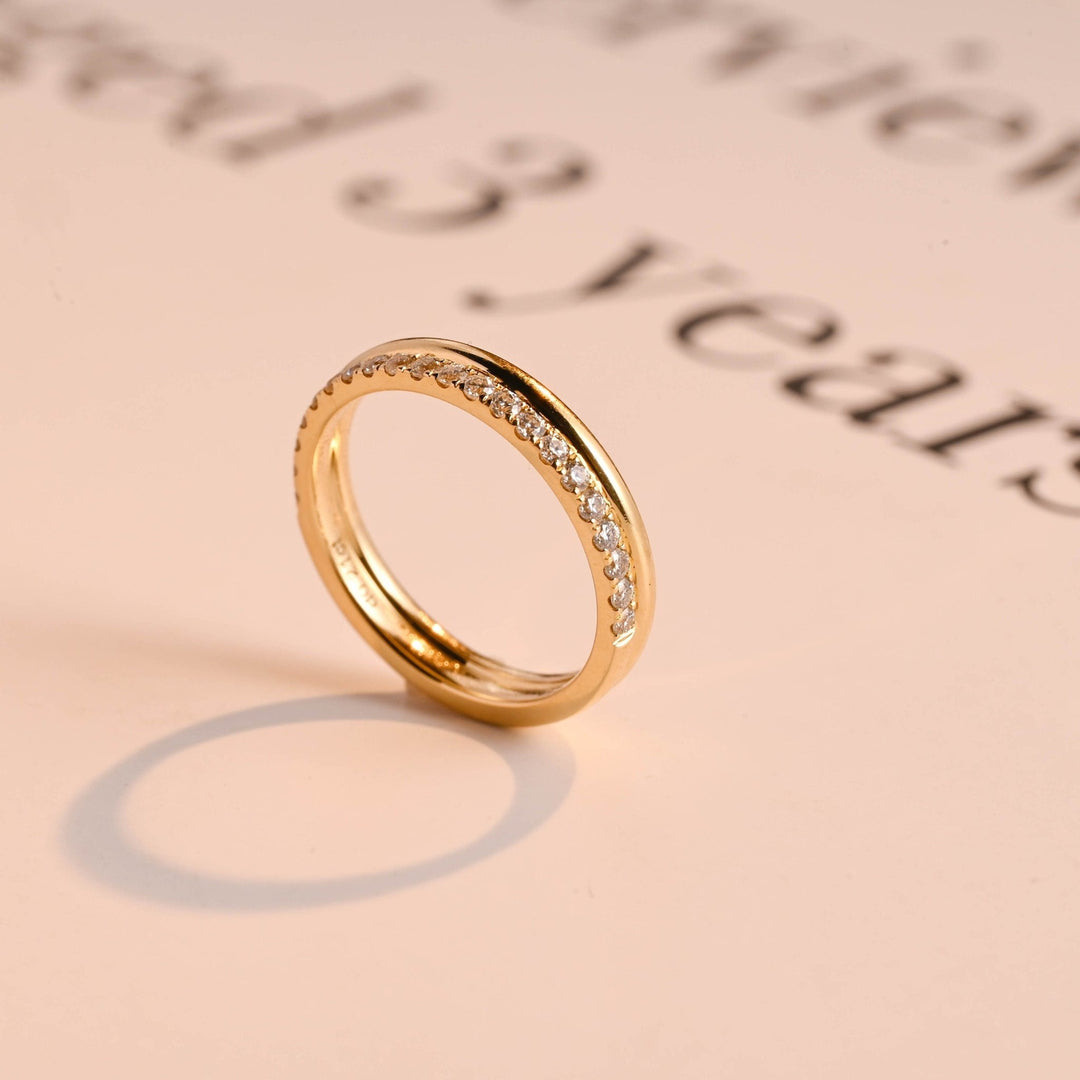 Round diamond wedding band in white gold