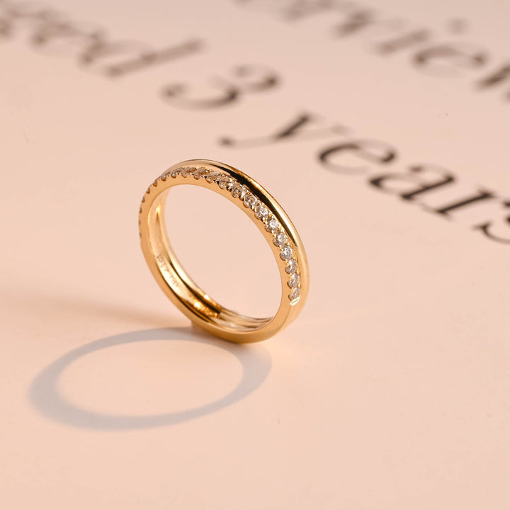 Round diamond wedding band in white gold