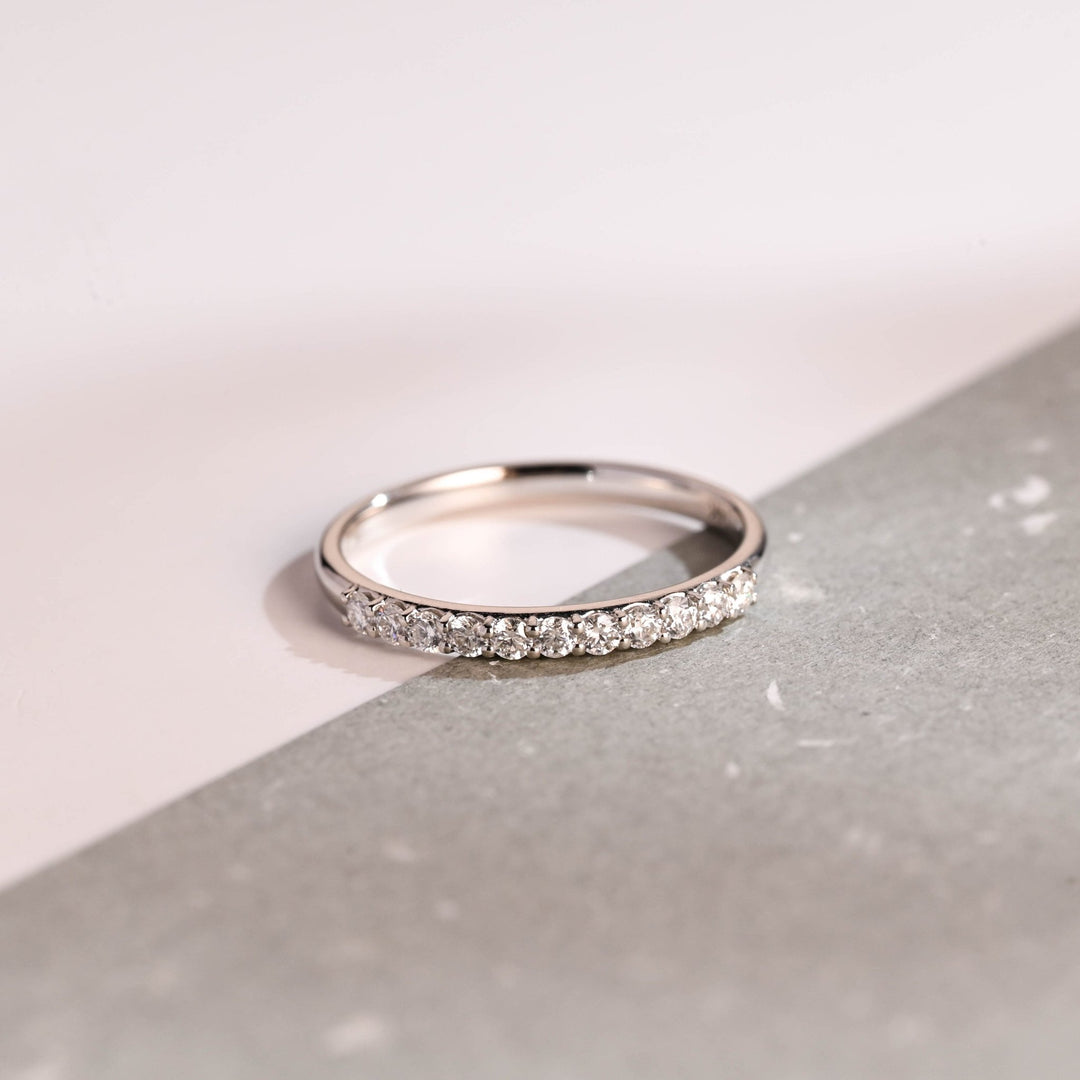 Round diamond wedding band in yellow gold