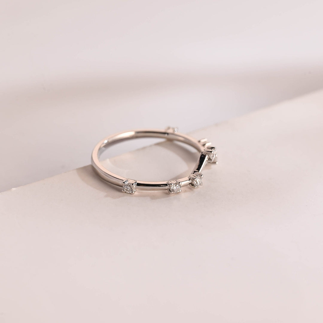 Round diamond wedding band in yellow gold