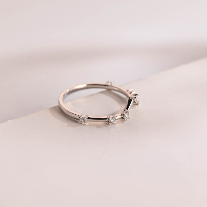 Round diamond wedding band in yellow gold