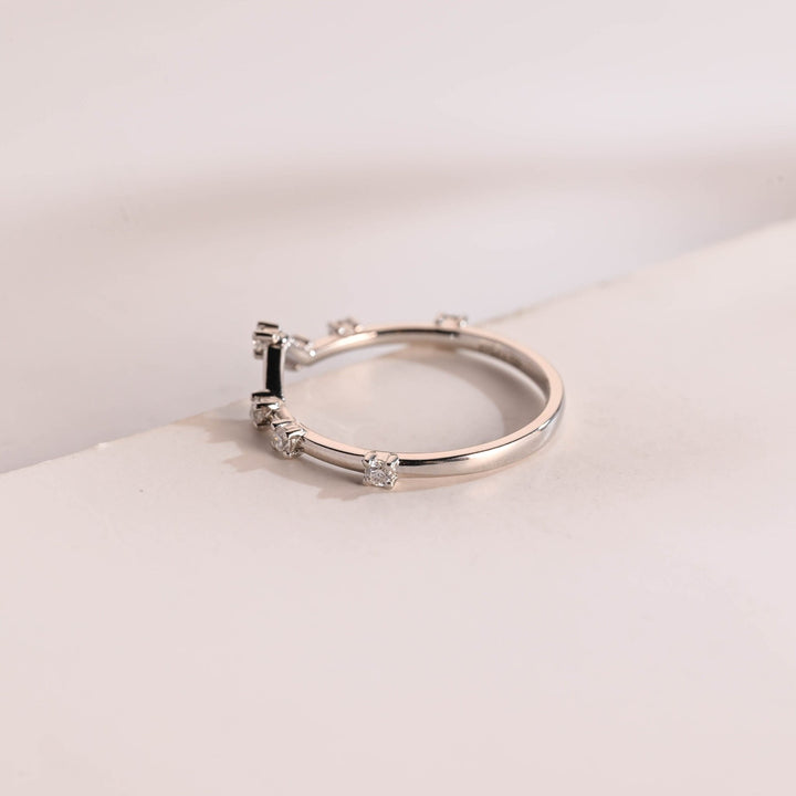 Round diamond wedding band in white gold