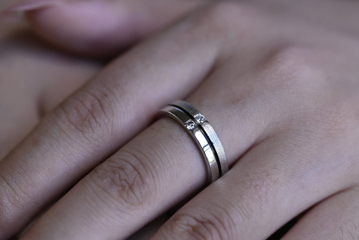 Round diamond wedding band in white gold