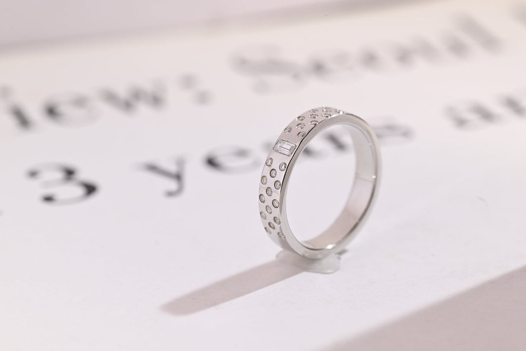 Round & Emerald diamond wedding band in yellow gold