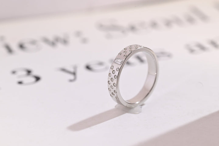 Round & Emerald diamond wedding band in yellow gold