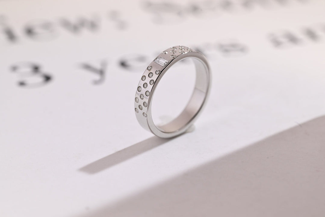 Round & Emerald diamond wedding band in white gold