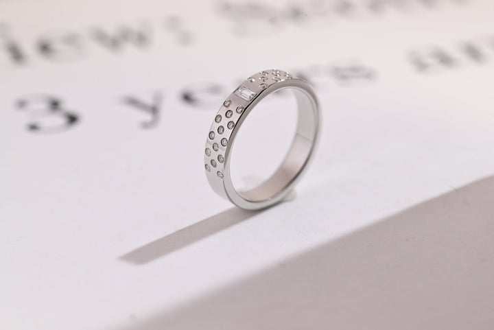Round & Emerald diamond wedding band in white gold