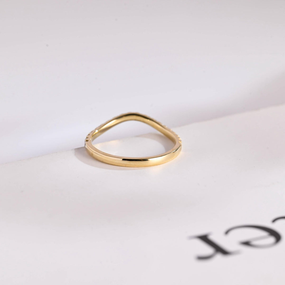 Round diamond wedding band in yellow gold