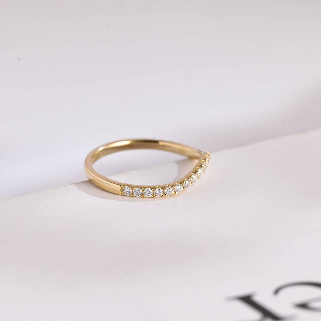 Round diamond wedding band in white gold