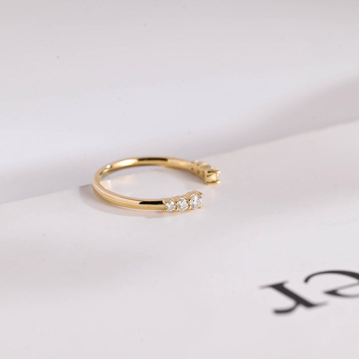Round diamond wedding band in yellow gold