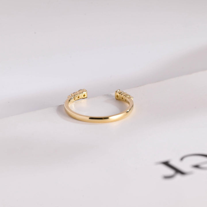Round diamond wedding band in white gold