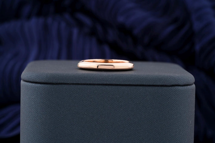 Round diamond wedding band in yellow gold