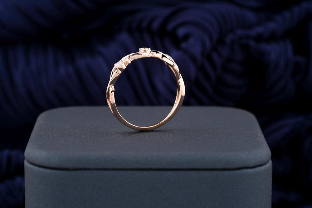 Close-up of 0.11CT round lab grown diamonds