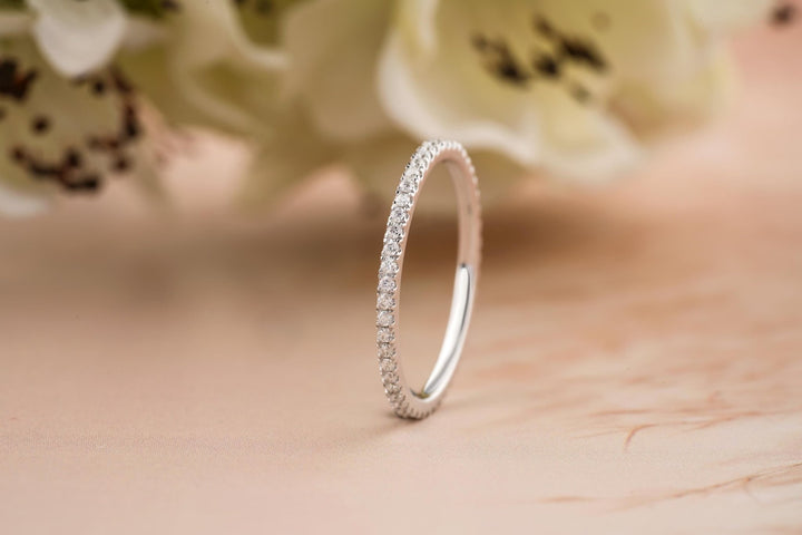 Round diamond wedding band in yellow gold