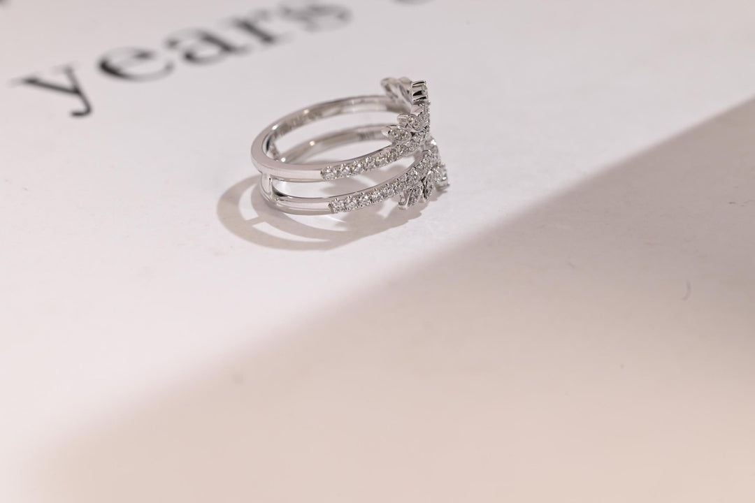Round diamond wedding band in yellow gold