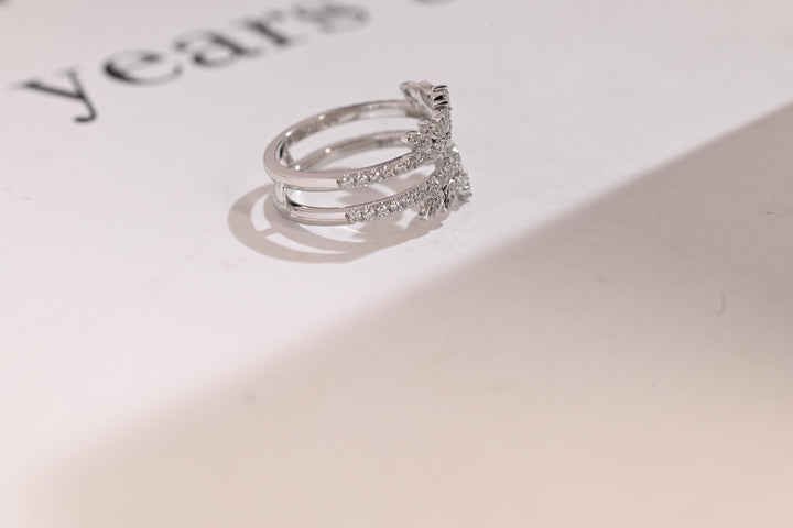 Round diamond wedding band in yellow gold