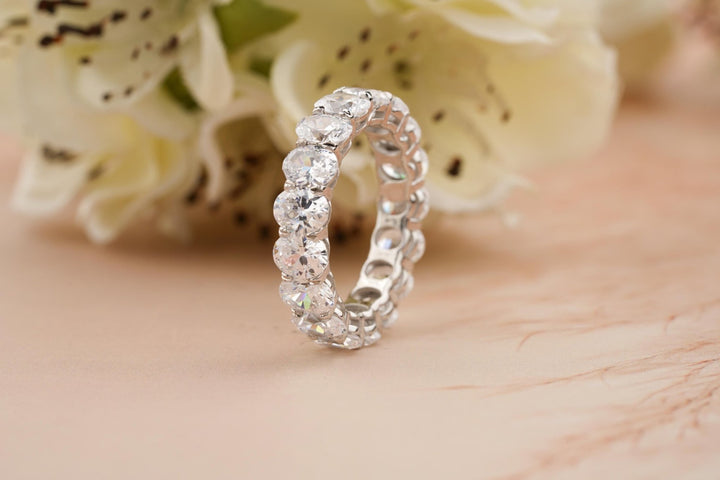 Close-up of 3.40CT round lab grown diamonds