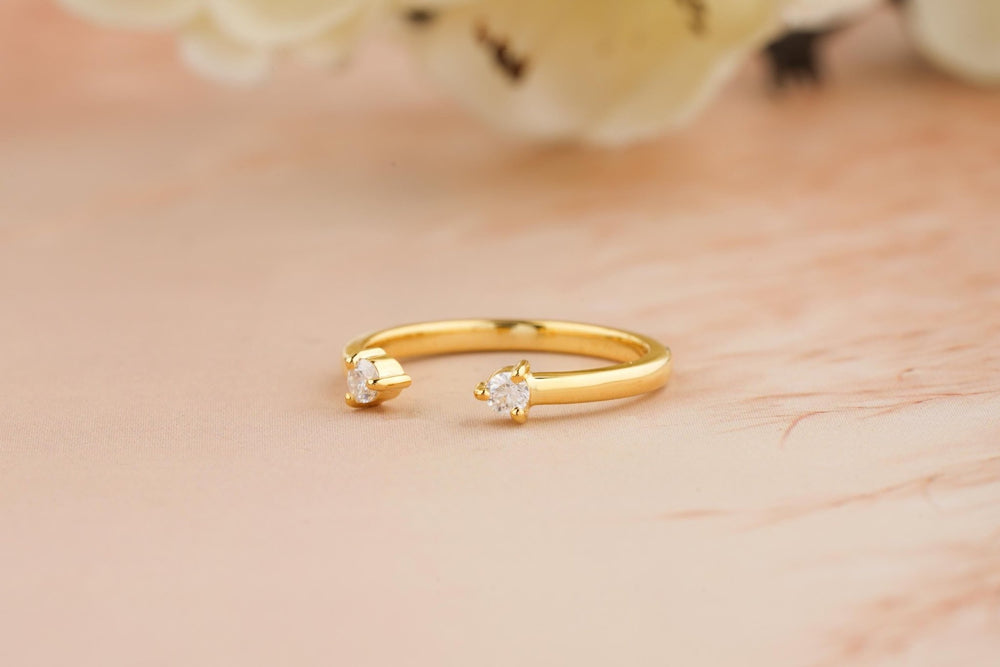 Close-up of 0.07CT round lab grown diamonds