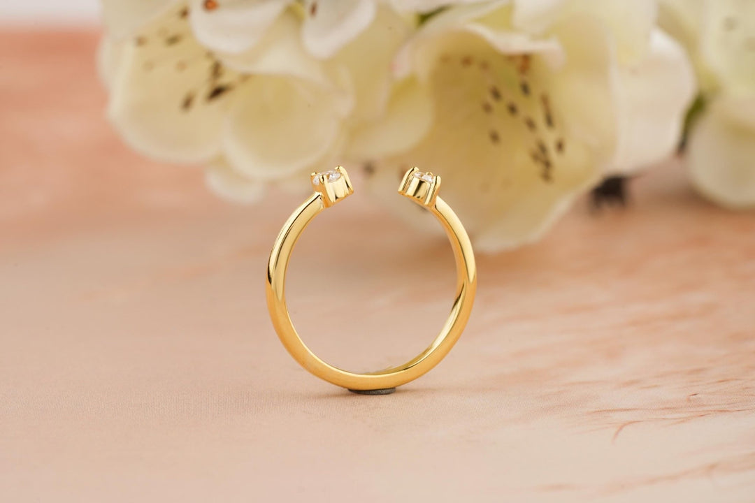 Round diamond wedding band in yellow gold