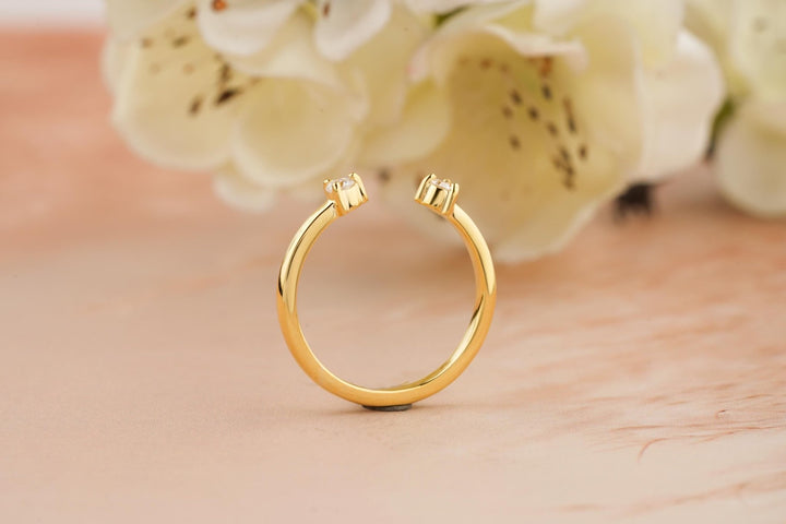 Round diamond wedding band in yellow gold