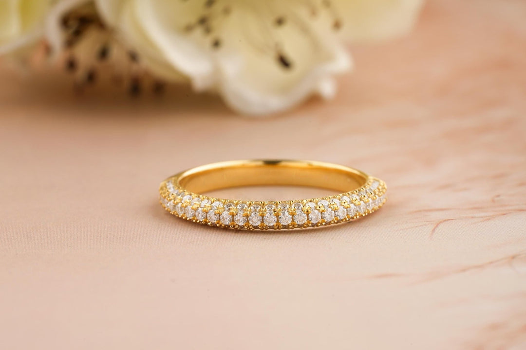Round diamond wedding band in white gold
