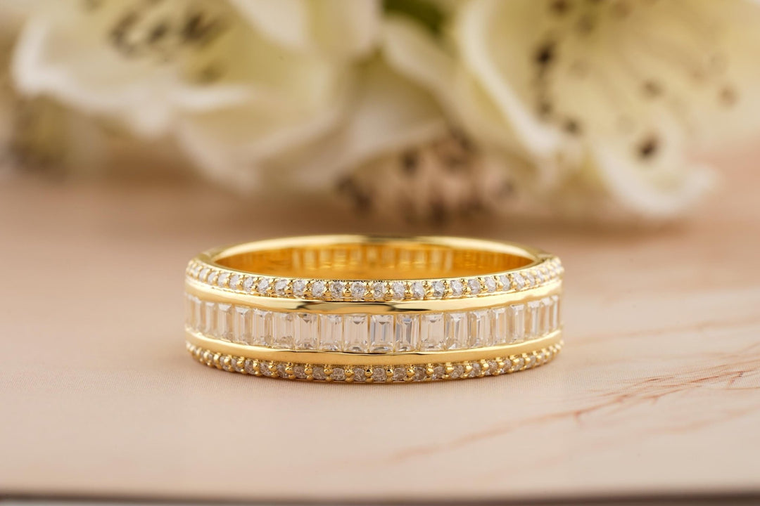 Emerald & Round emerald & round diamond wedding band front view