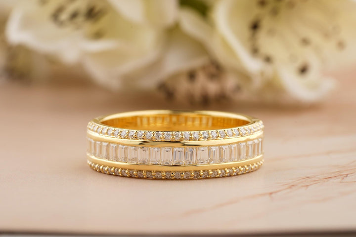 Emerald & Round emerald & round diamond wedding band front view
