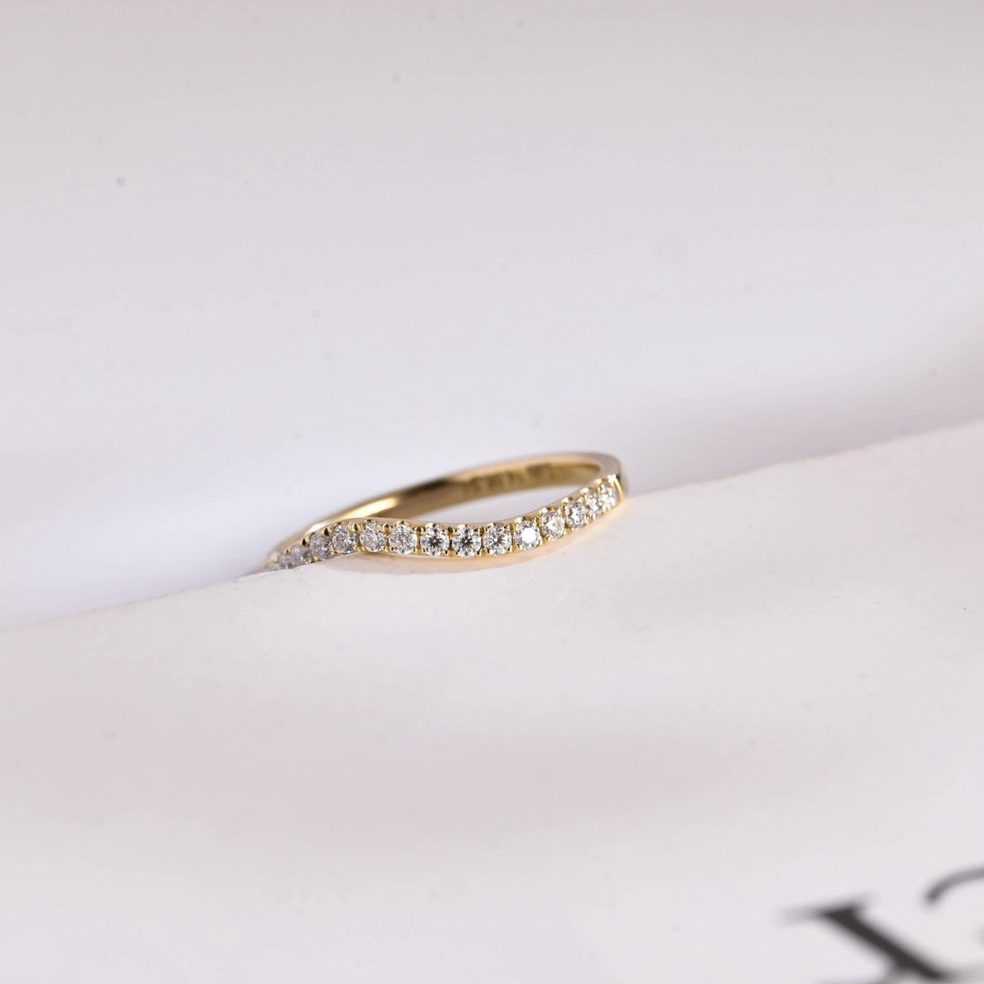 Sustainable round diamond wedding ring
