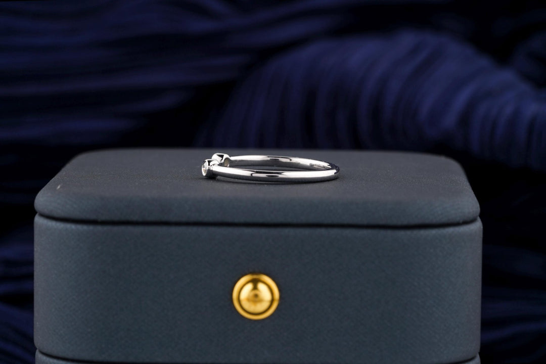 Round diamond wedding band in yellow gold