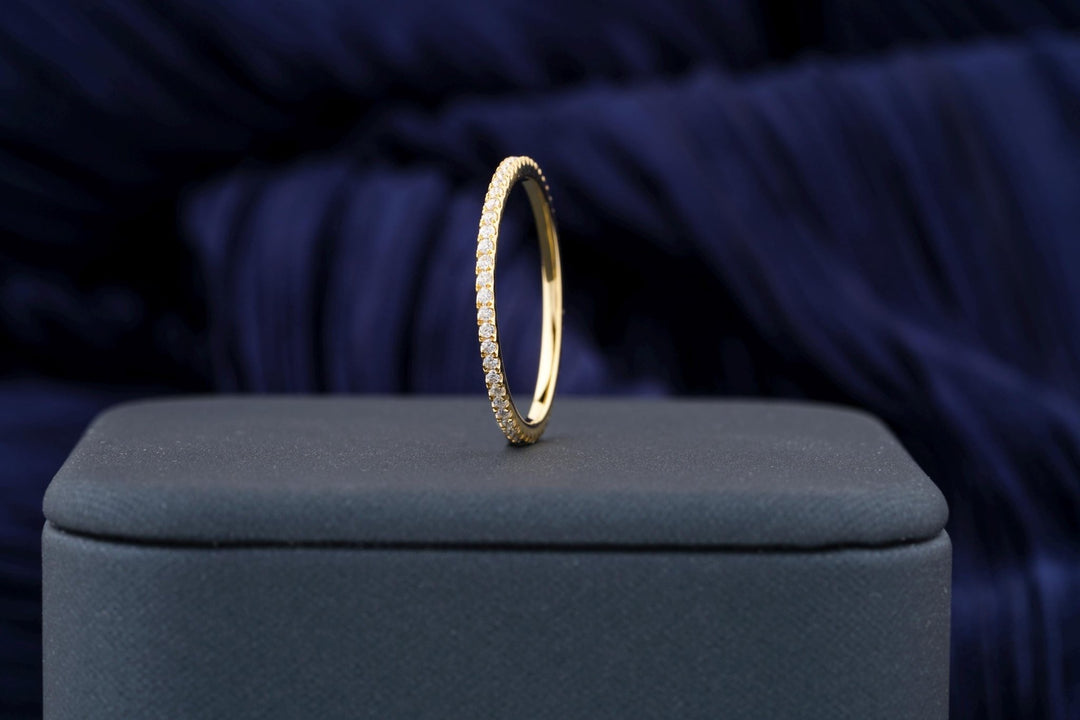 Round diamond wedding band in yellow gold