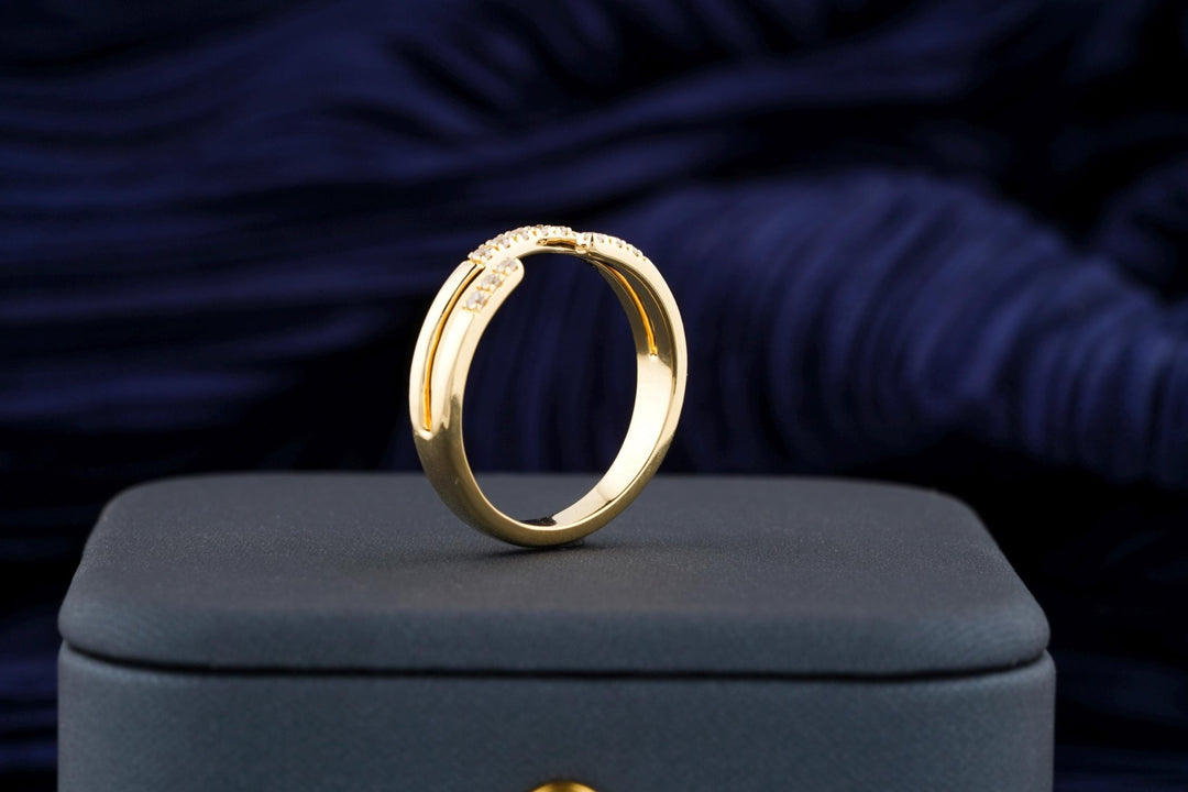 Round diamond wedding band in yellow gold