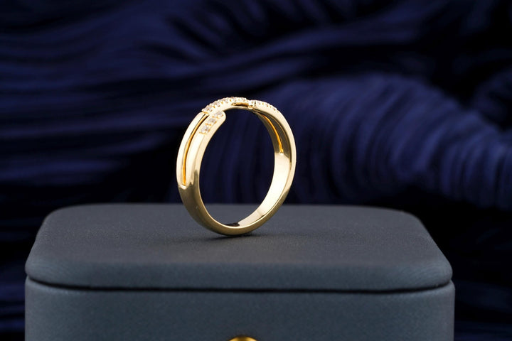 Round diamond wedding band in yellow gold