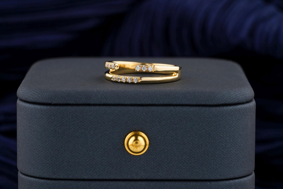 Round diamond wedding band in white gold
