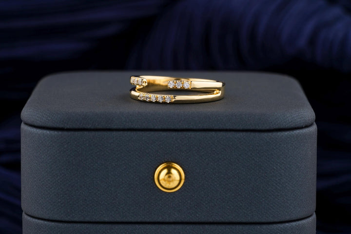 Round diamond wedding band in white gold