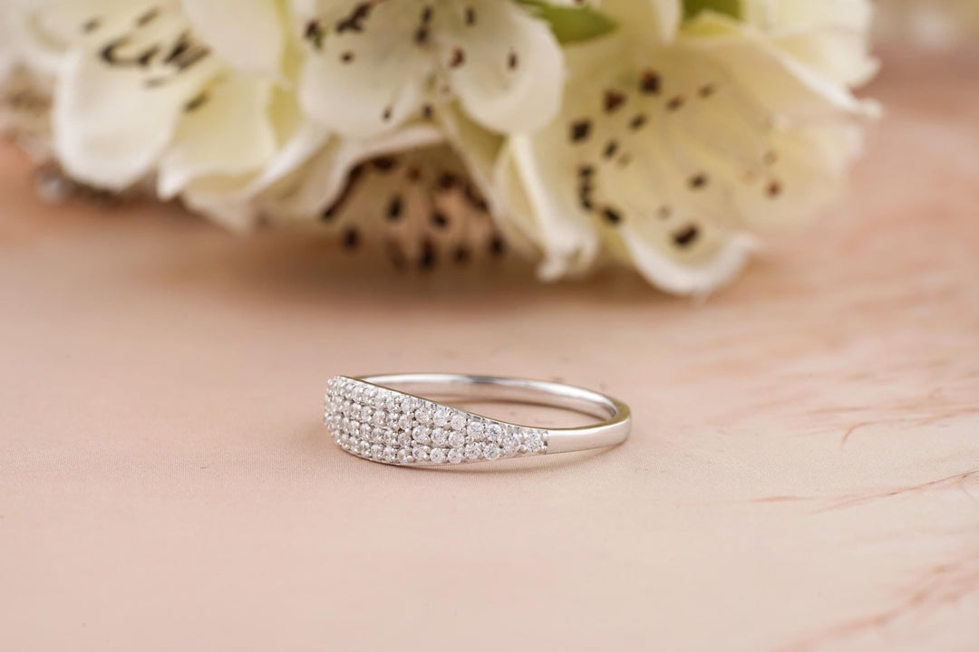 Round diamond wedding band in yellow gold