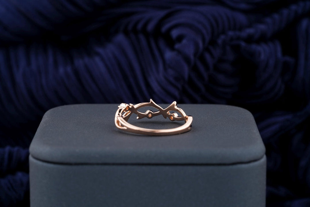 Round diamond wedding band in yellow gold