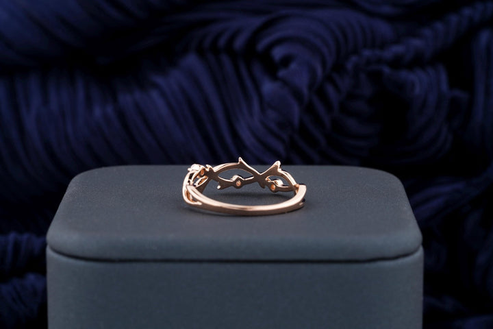 Round diamond wedding band in yellow gold