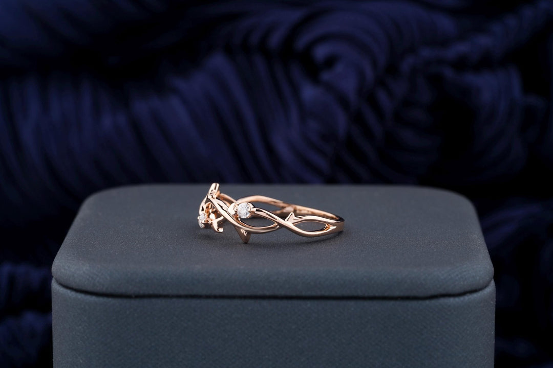Round diamond wedding band in white gold