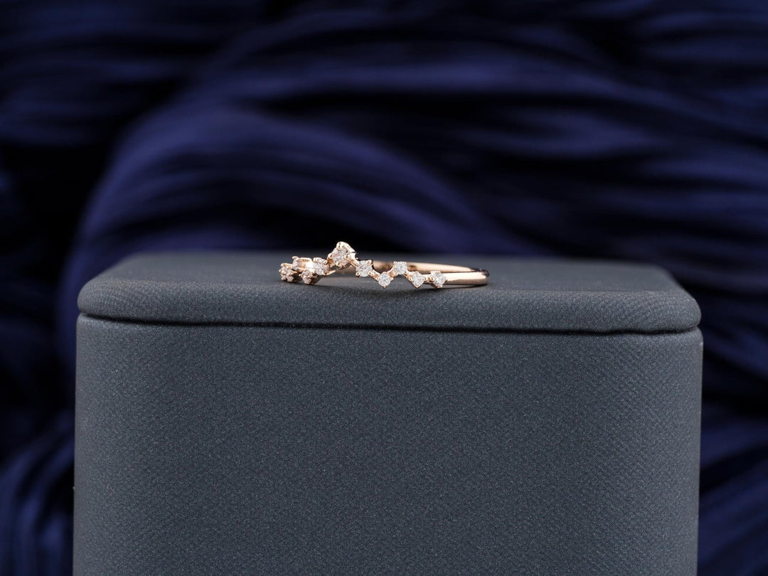 Round diamond wedding band in yellow gold