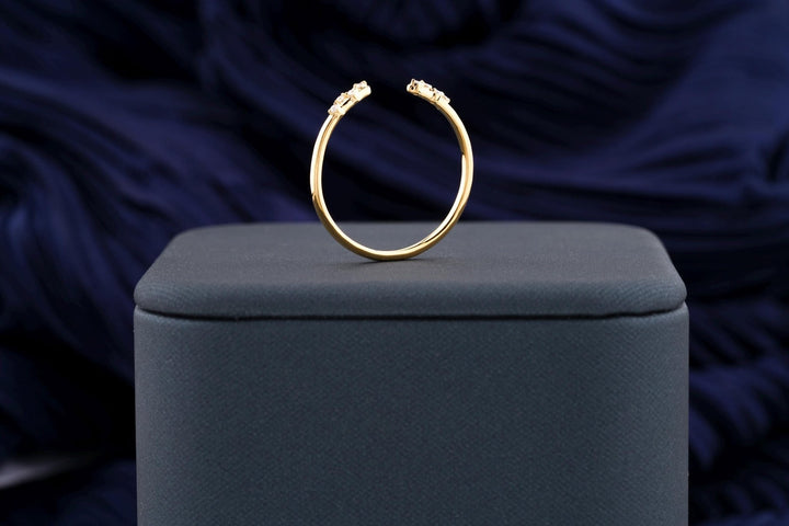 Round diamond wedding band in yellow gold