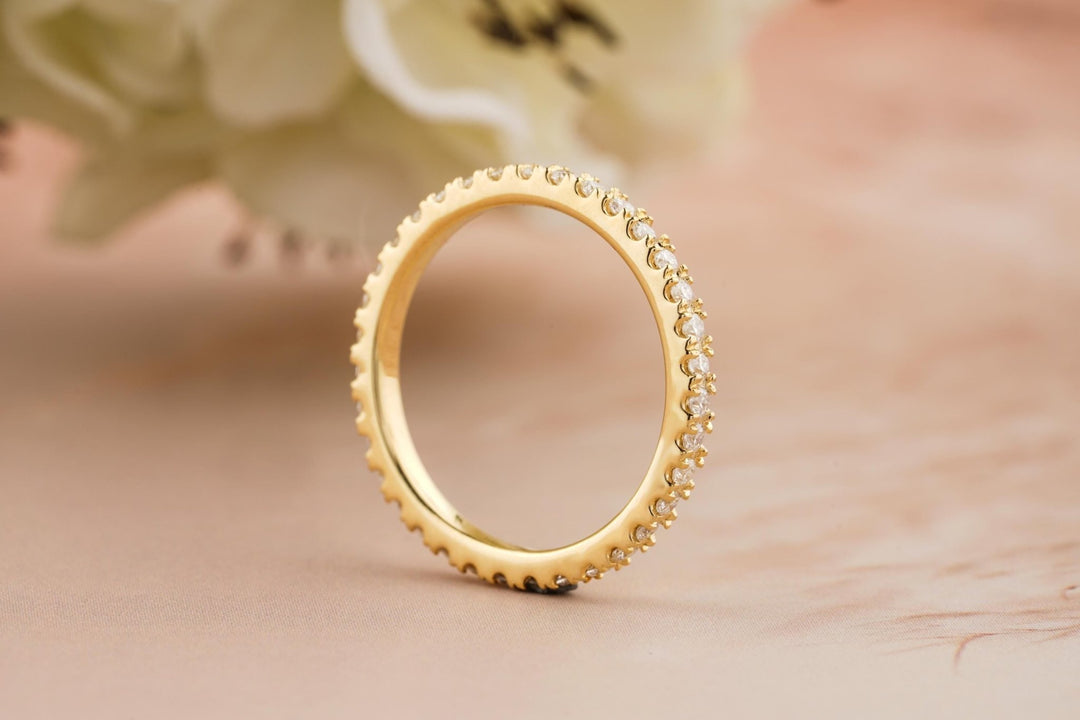 Round diamond wedding band in yellow gold